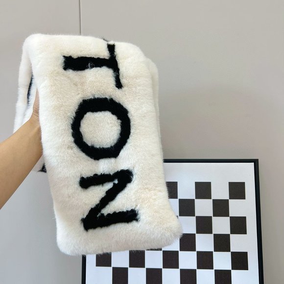 💎✨AUTHENTIC✨💎Louis Vuitton scarf - Picture 7 of 8